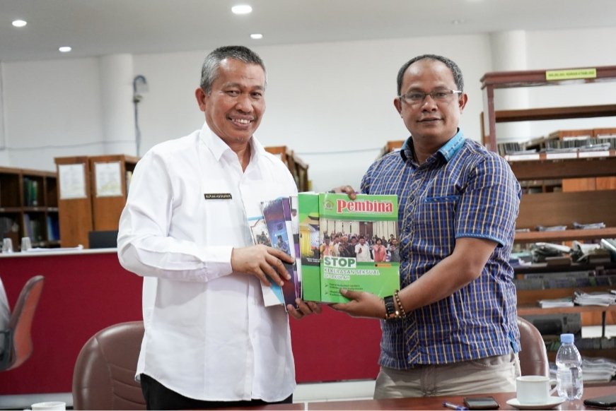 Kanwil Kemenag Sumut Serahkan Majalah Pembina ke Dispusip Sumut