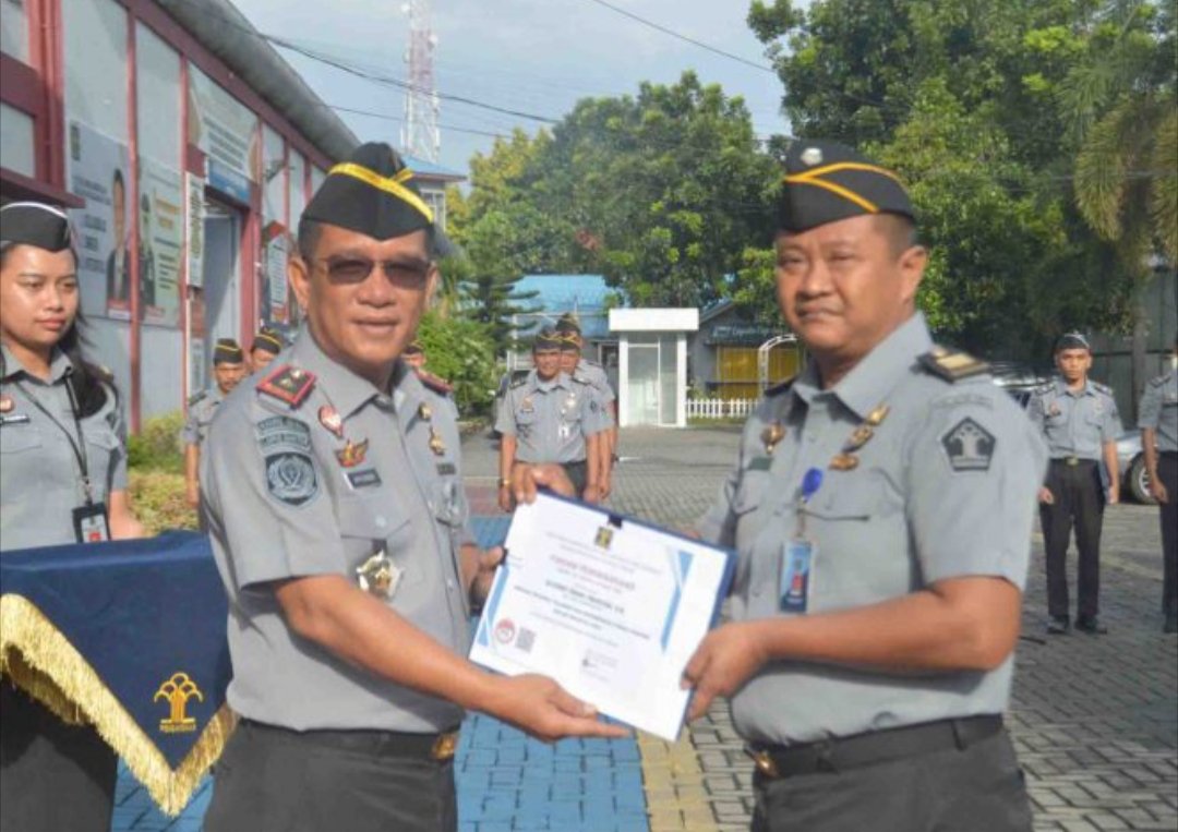 Kalapas Medan Berikan Penghargaan Bagi Pegawai Teladan