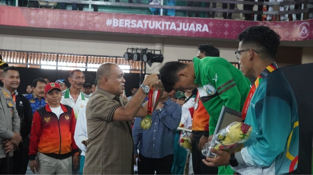 Pj. Bupati Langkat Berikan Medali Kepada Juara Sambo