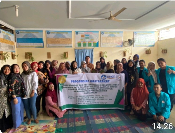 Institut Kesehatan Helvetia Beri Pelatihan Pembuatan Racikan Empon Menieer Kepada Warga Desa Bakaran Batu