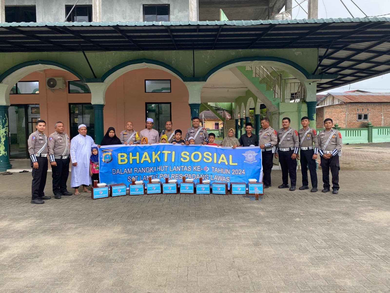 Hari Lalu Lintas Bhayangkara ke-69, Satlantas Polres Palas Bagikan Bansos