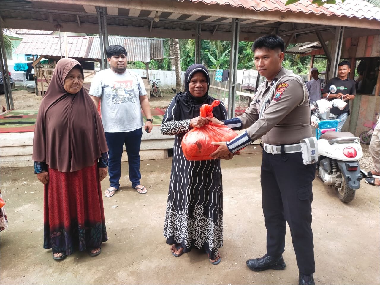 Hari Lalu lintas Bhayangkara ke-69, Kasat Lantas Polres Palas Serahkan Bantuan