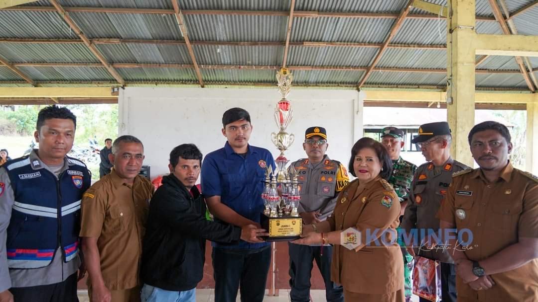 Bupati Karo Serahkan Penghargaan ke Masyarakat Desa Lausimomo atas Kemenangan Lomba Satkamling
