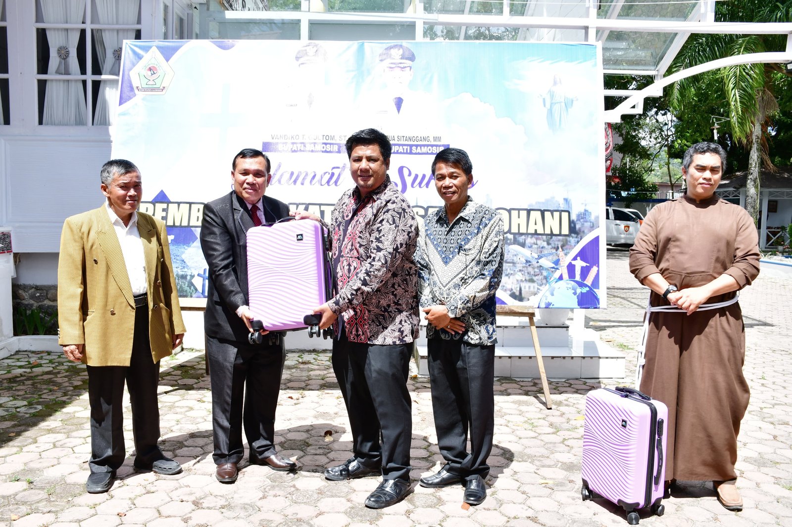 Bupati Samosir Berangkatkan Sepuluh Tokoh Agama Nasrani ke Jerusalem