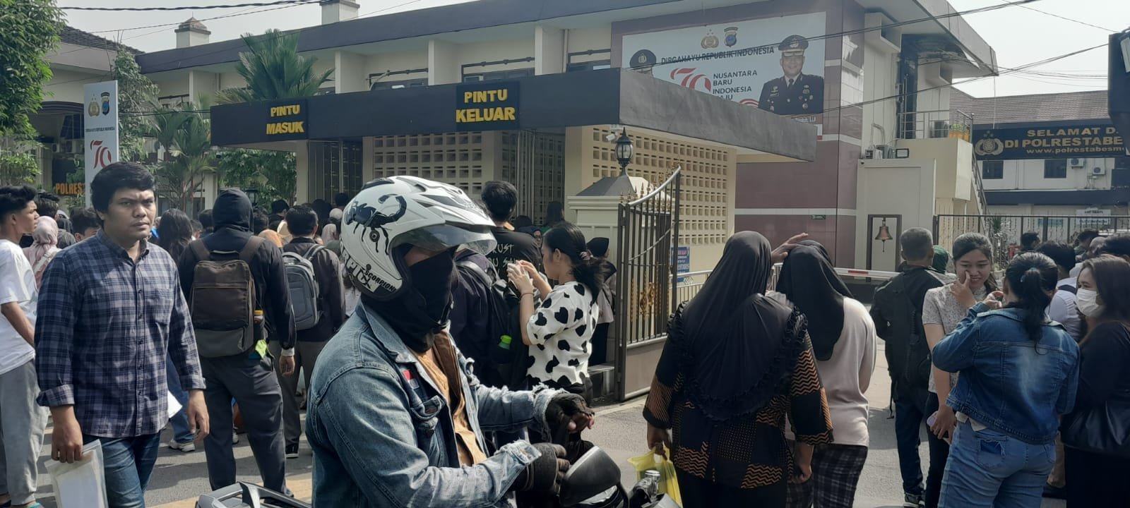 Lamar PNS, Ramai Pemohon SKCK di Polrestabes Medan