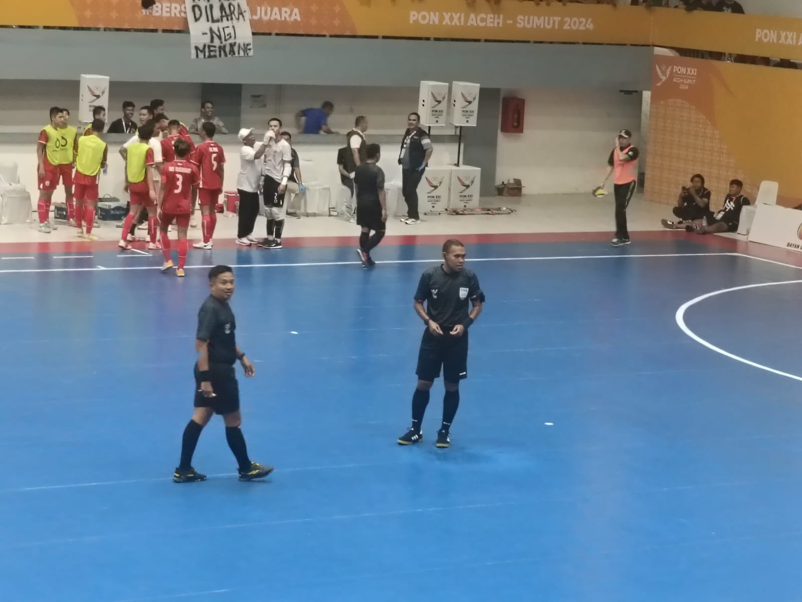 Halo PB PON, Hujan Ringan, Atap Gedung Futsal Bocor, Laga Sumut vs DKI Dihentikan
