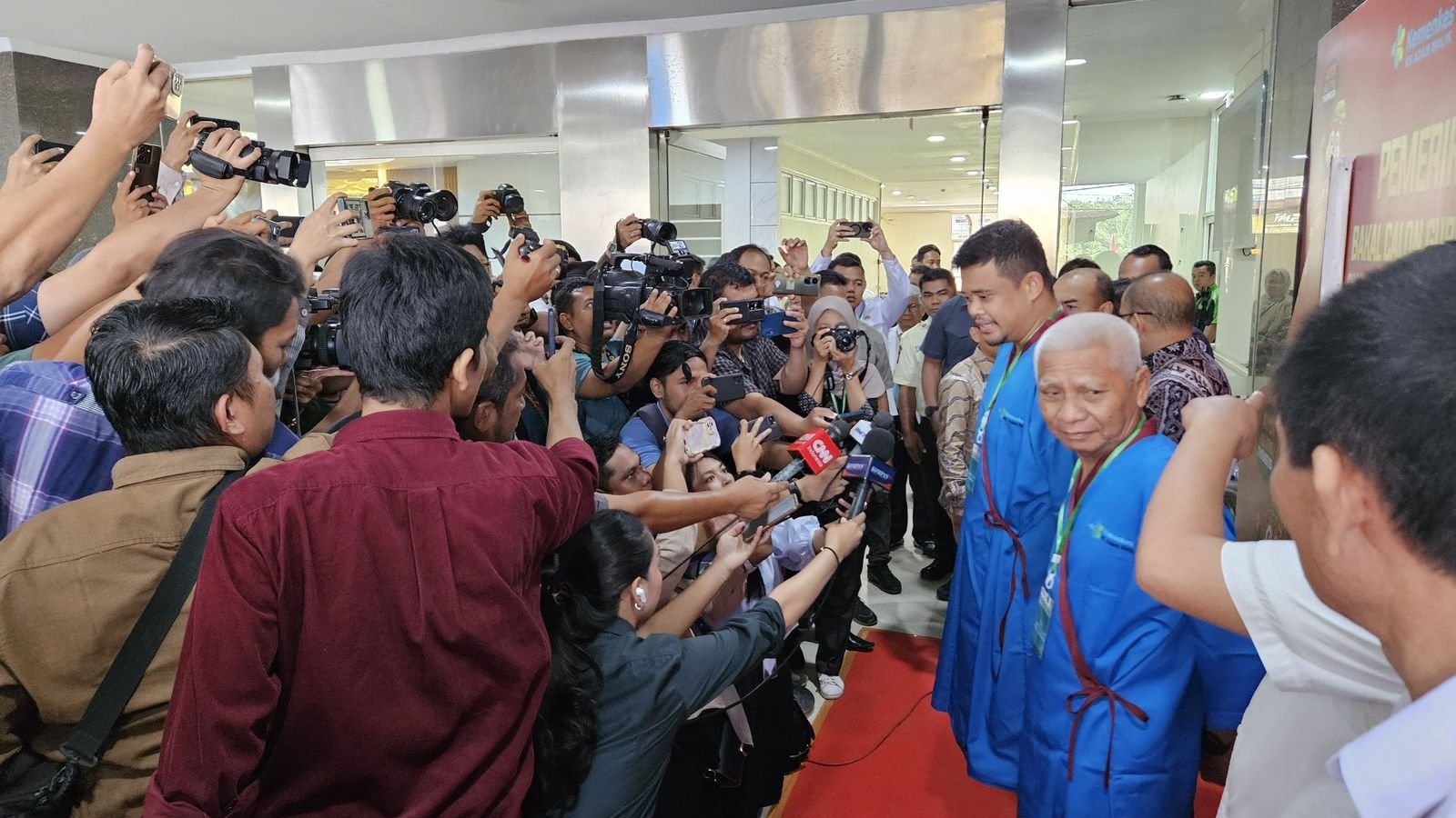 Bobby Nasution Santai Jalani Tes Kesehatan, Bercanda Dengan Awak Media