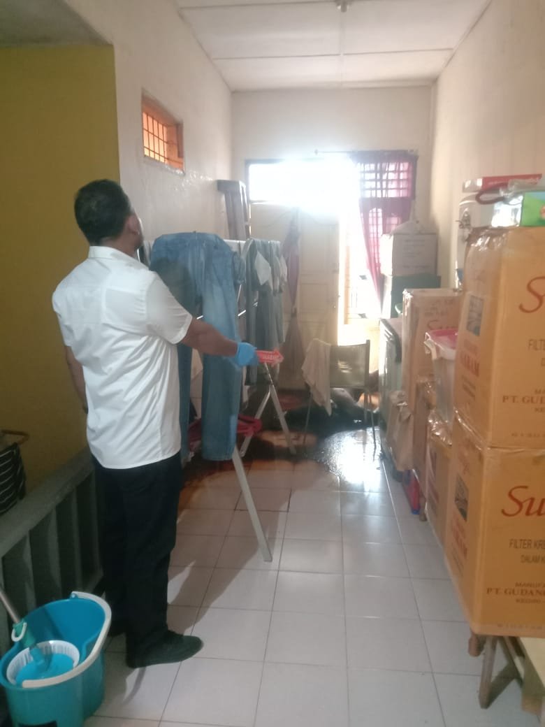 Pria Uzur Ditemukan Tewas Membusuk di Rumahnya