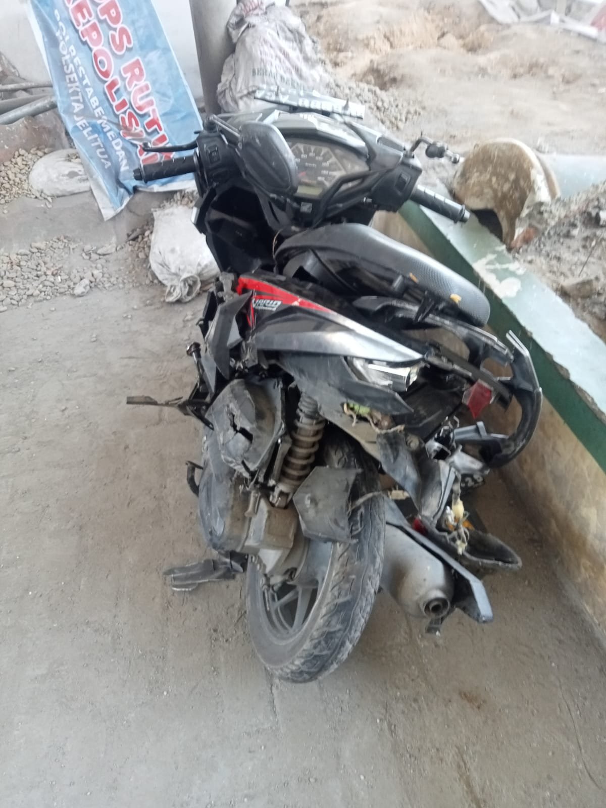 Sepeda Motor Terseret 5 Meter dan Remuk Dilindas Truk, Remaja Wanita Selamat