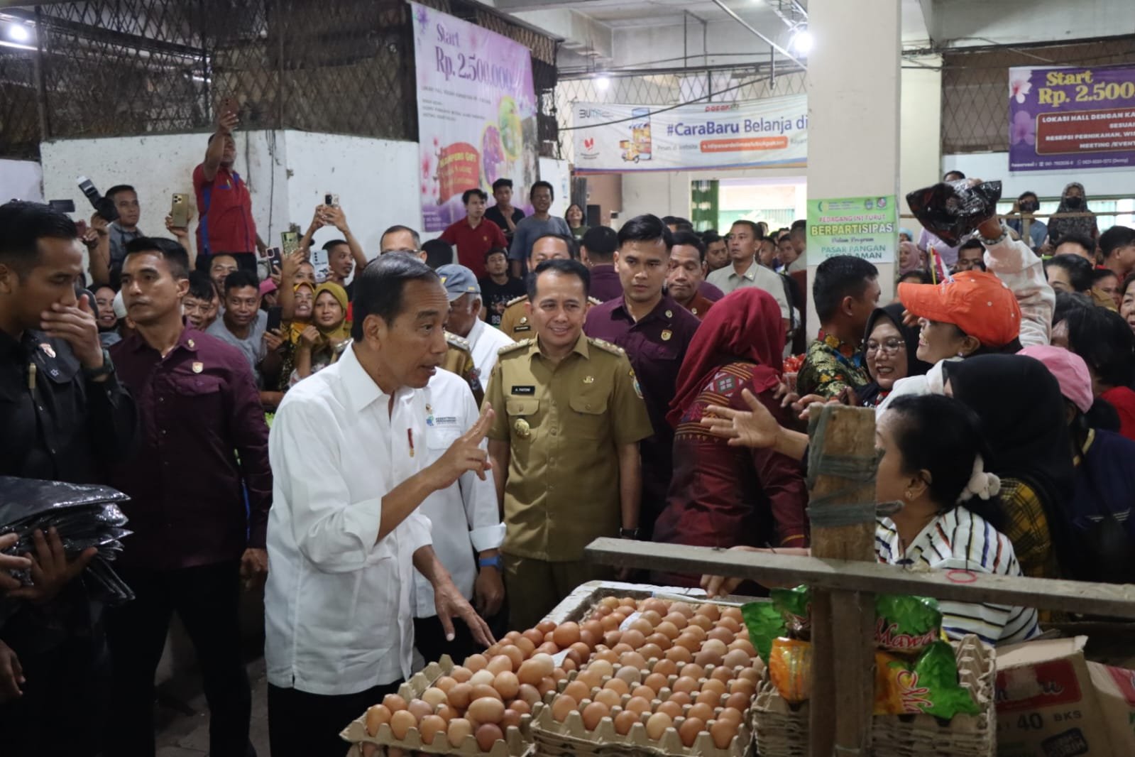 Kapolda Sumut Dampingi Presiden Jokowi Tinjau Harga Bahan Pokok di Pasar Deli Mas