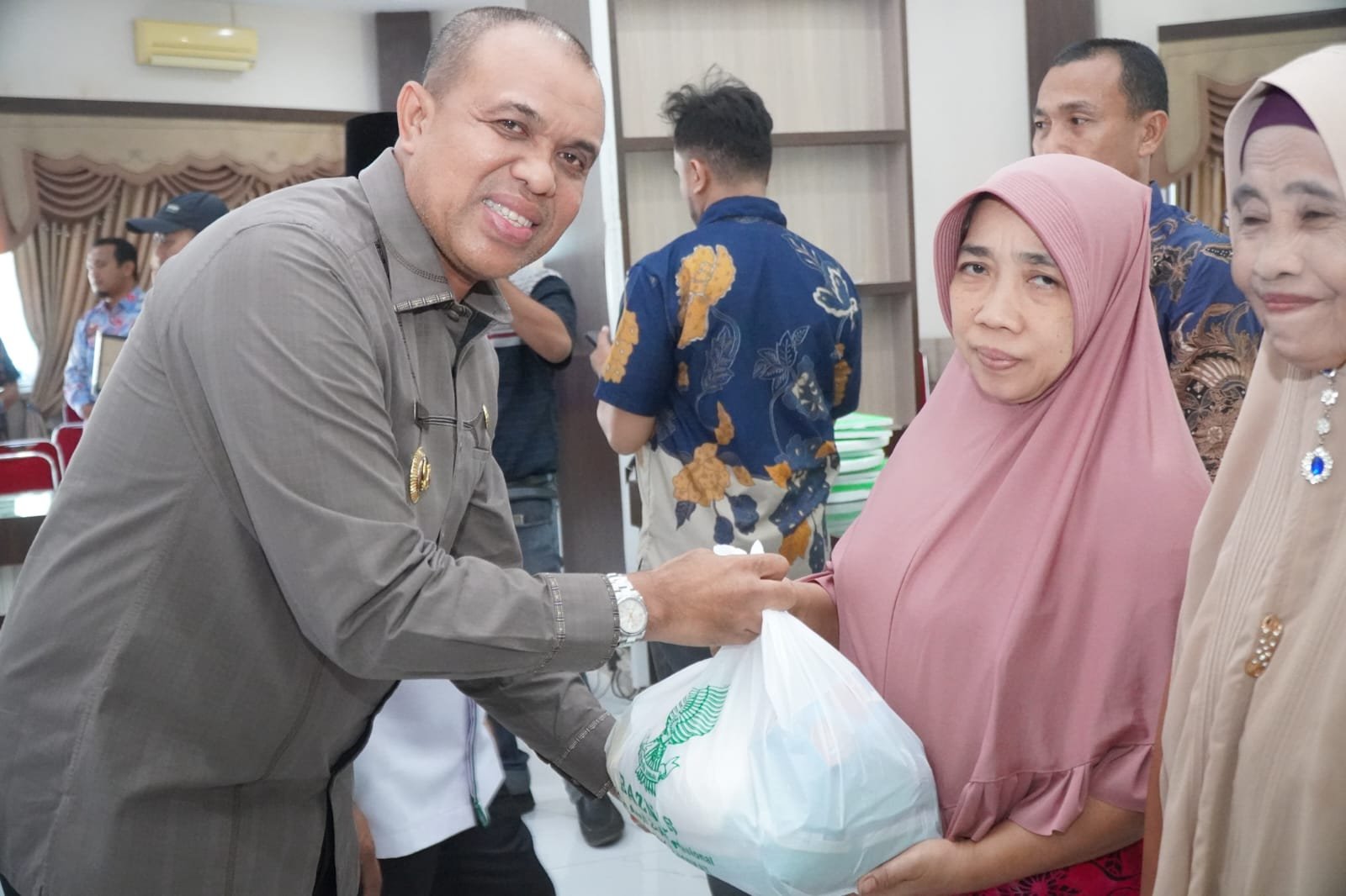 Pj Bupati Langkat Salurkan Bantuan Baznas Senilai Rp221 Juta Untuk Masyarakat