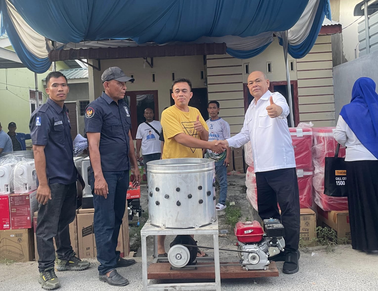 Yahdi Khoir Serahkan Bantuan UMKM dan Dana Hibah