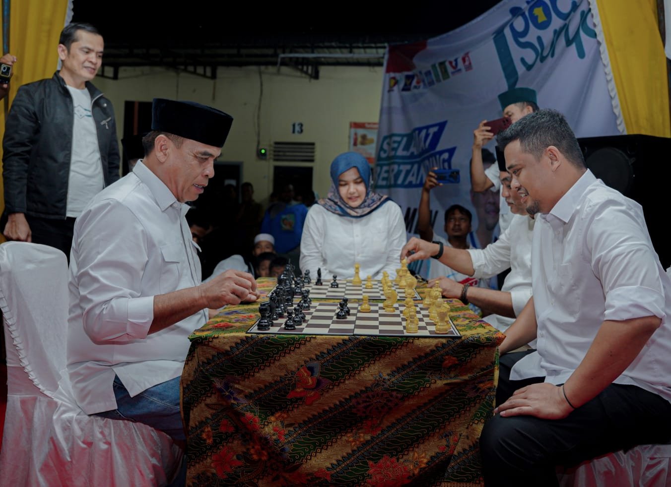 Turnamen Catur Bobby – Surya Cup Dipadati Ribuan Masyarakat Meski Diguyur Hujan