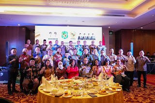 Perpisahan Anggota DPRD Medan 2019-2024, Walikota Berikan Cenderamata Lukisan Diri