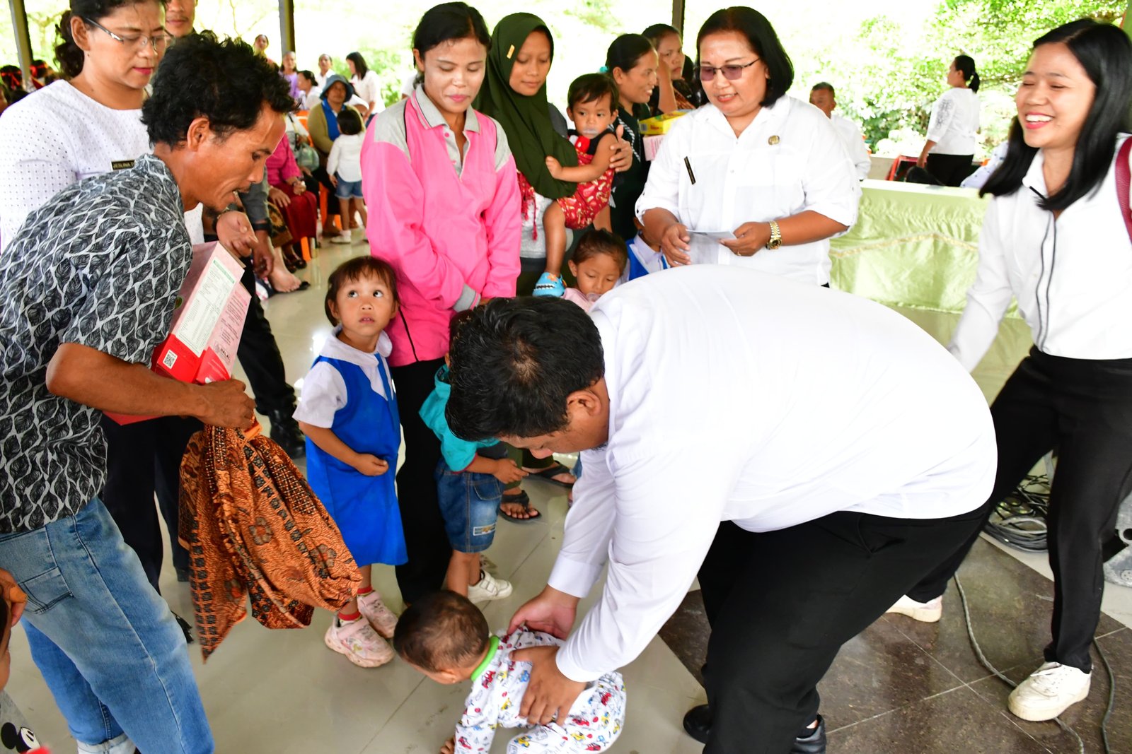 Bupati Samosir Berikan Pelayanan Pengurusan Administrasi Gratis di Kecamatan Palipip