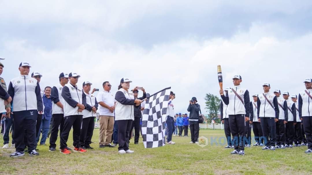 Bupati Karo Lepas Kirab Obor Api PON XXI Aceh-Sumut 2024