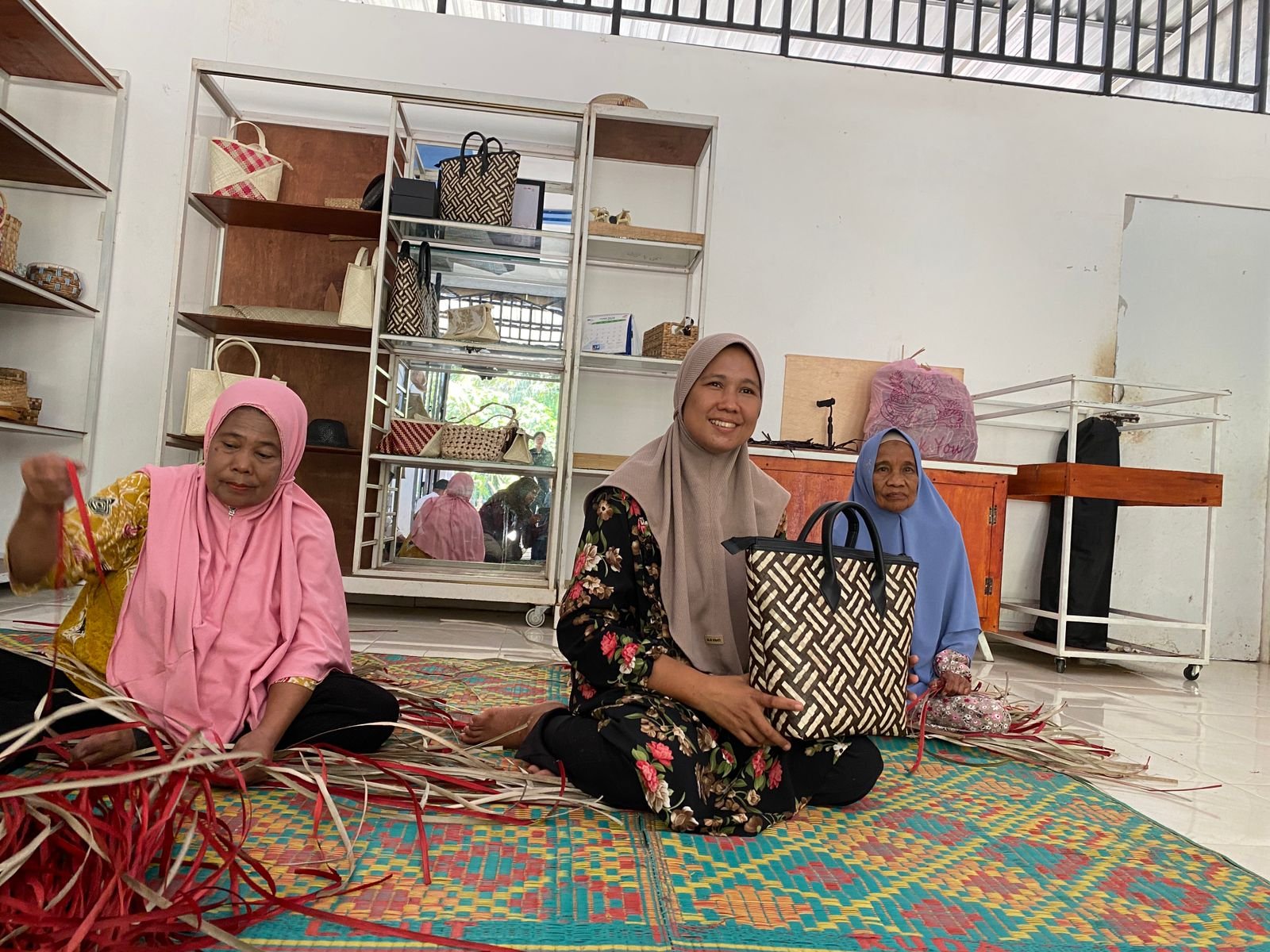 Eva Harlia: Menganyam Tradisi hingga Dikenal Dunia, Semangat Perempuan Jadi Kuncinya