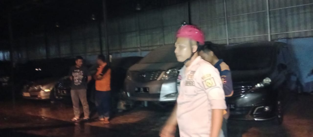 Gudang Penyimpanan Mobil Terbakar