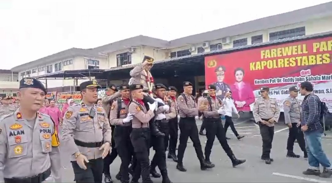 Pisah Sambut Kombes Pol Teddy Jhon Sahala Marbun Kepada Kombes Pol Gidion Arif Setiawan
