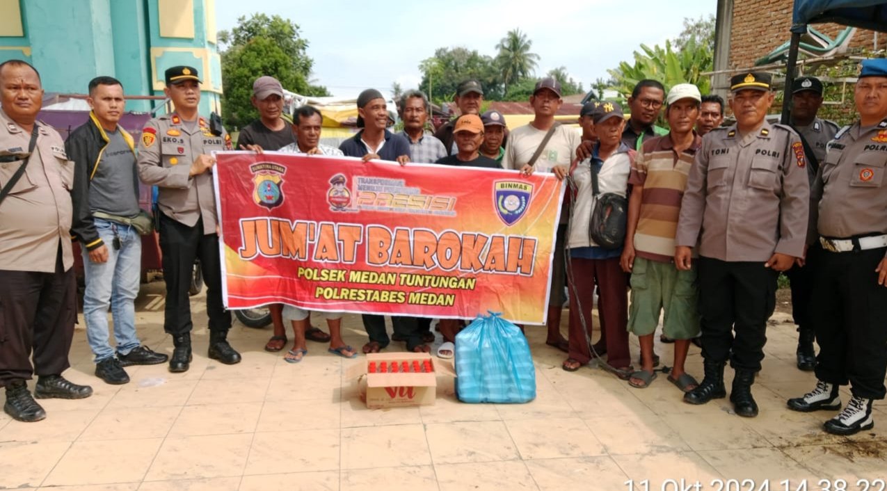 Jumat Barokah, Polsek Medan Tuntungan Bagikan Nasi Bungkus Kepada Masyarakat