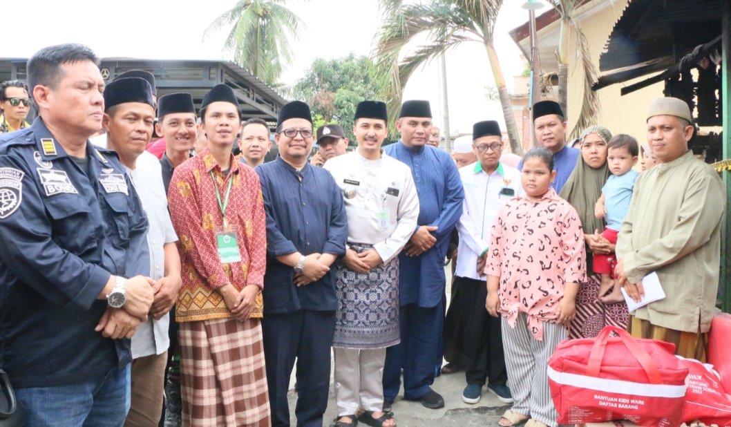 PLN Indonesia Power UBP Pangkalan Susu Salurkan Bantuan Kepada Korban Kebakaran