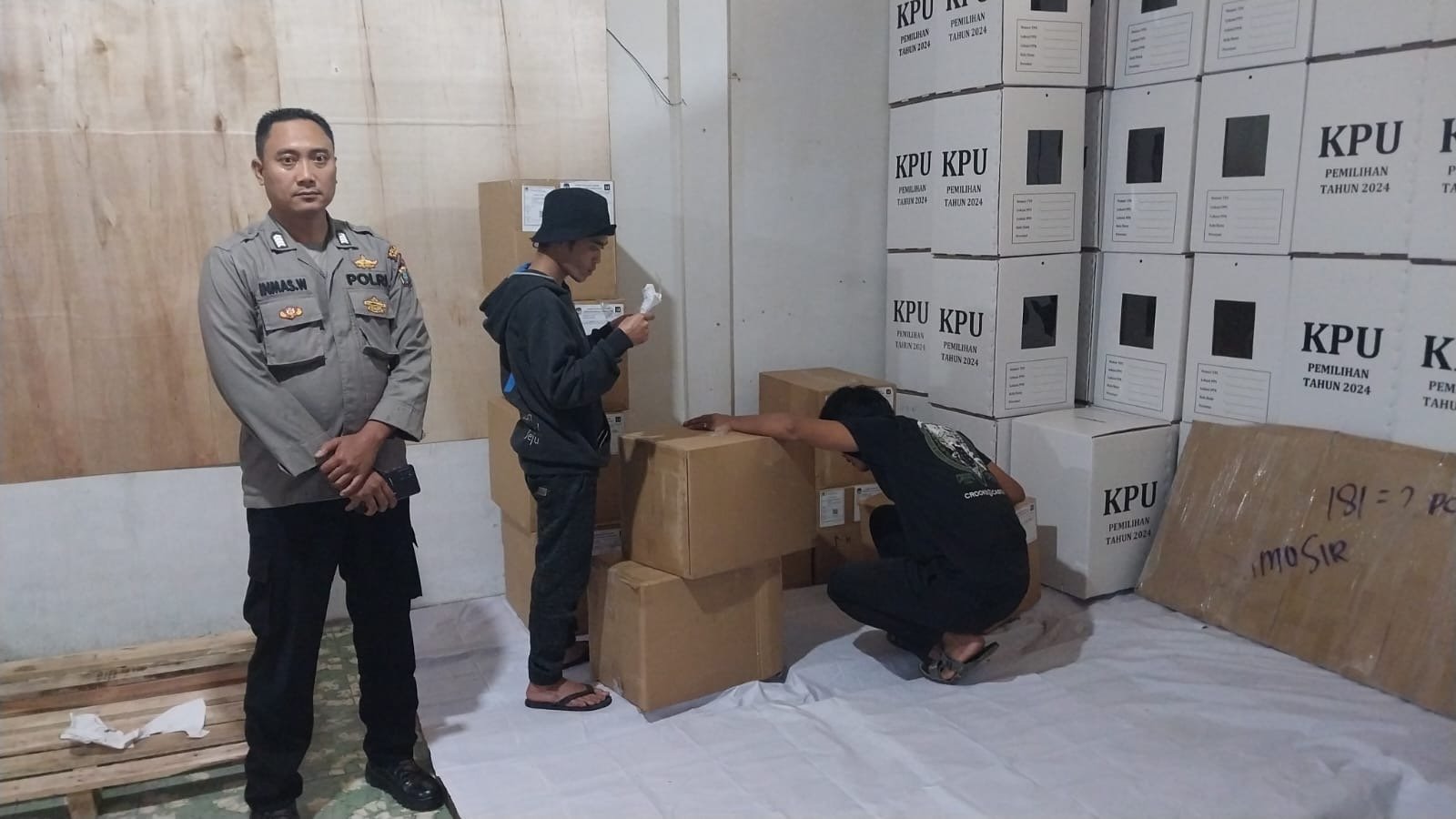 Polres Samosir Siaga di Gudang Logistik Pilkada 2024 KPU Samosir