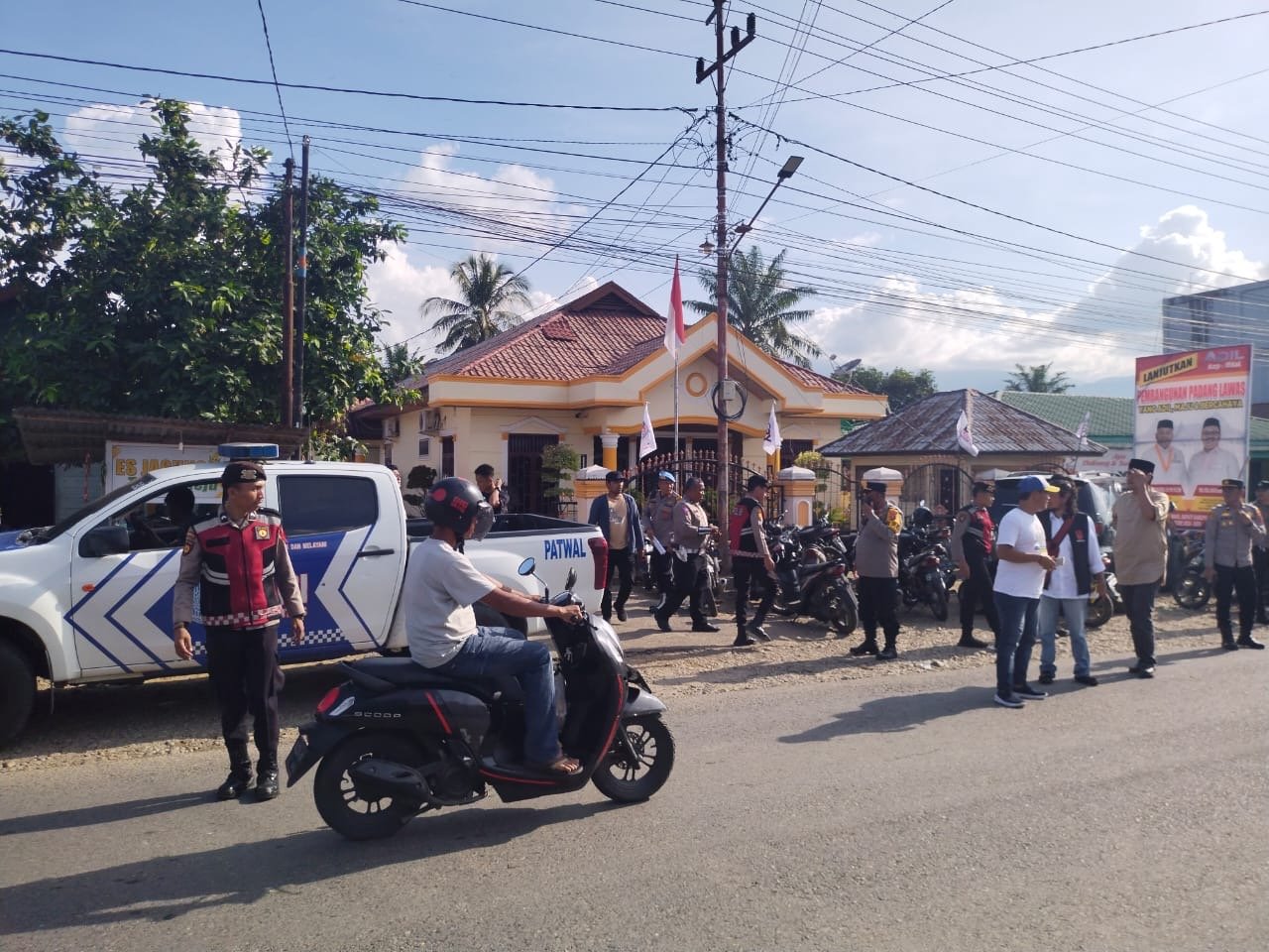 Personil Polres Melaksanakan Pengamanan Kunjungan Cagubsu Bobby di Palas