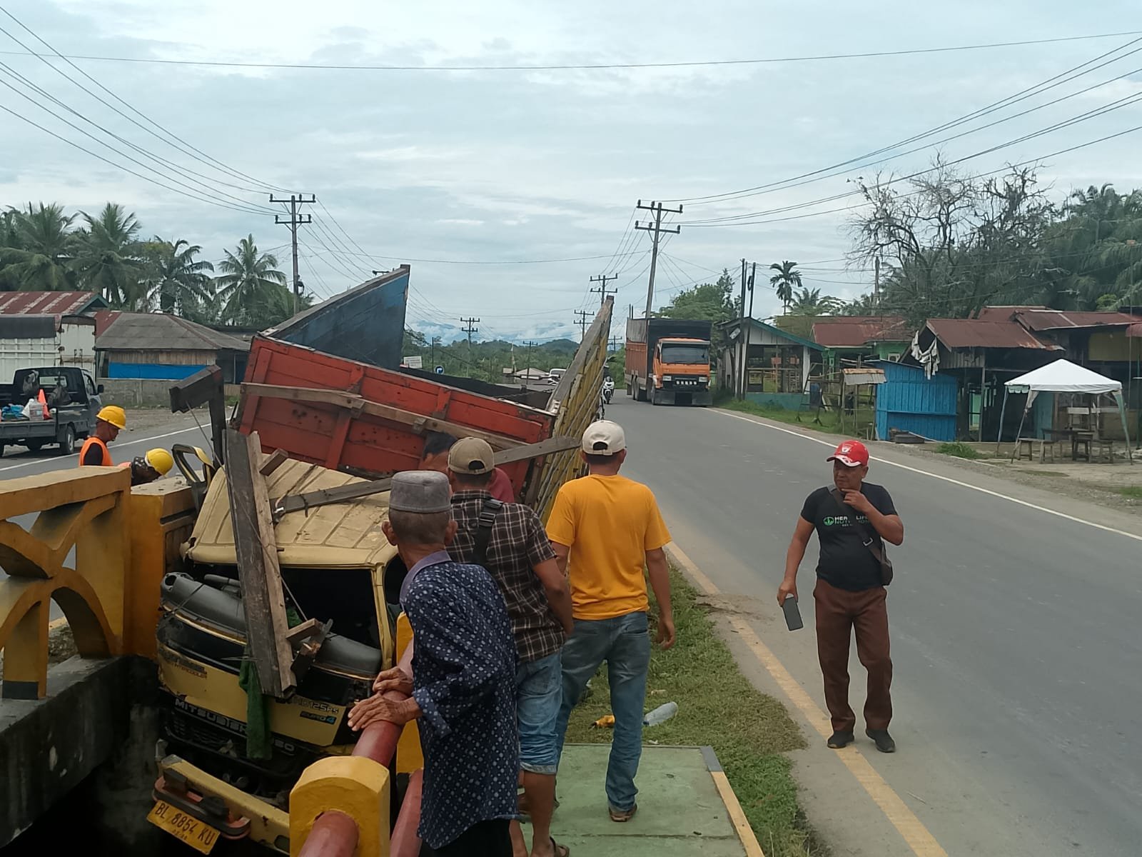 Truk Colt Diesel Ambruk di Tengah Titi Jalan Lintas Medan-Aceh