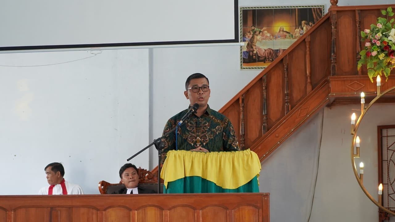 Ibadah di HKBP Soposurung, Pjs Bupati Toba Ajak Masyarakat Gunakan Hak Pilih pada Pilkada 27 November 2024