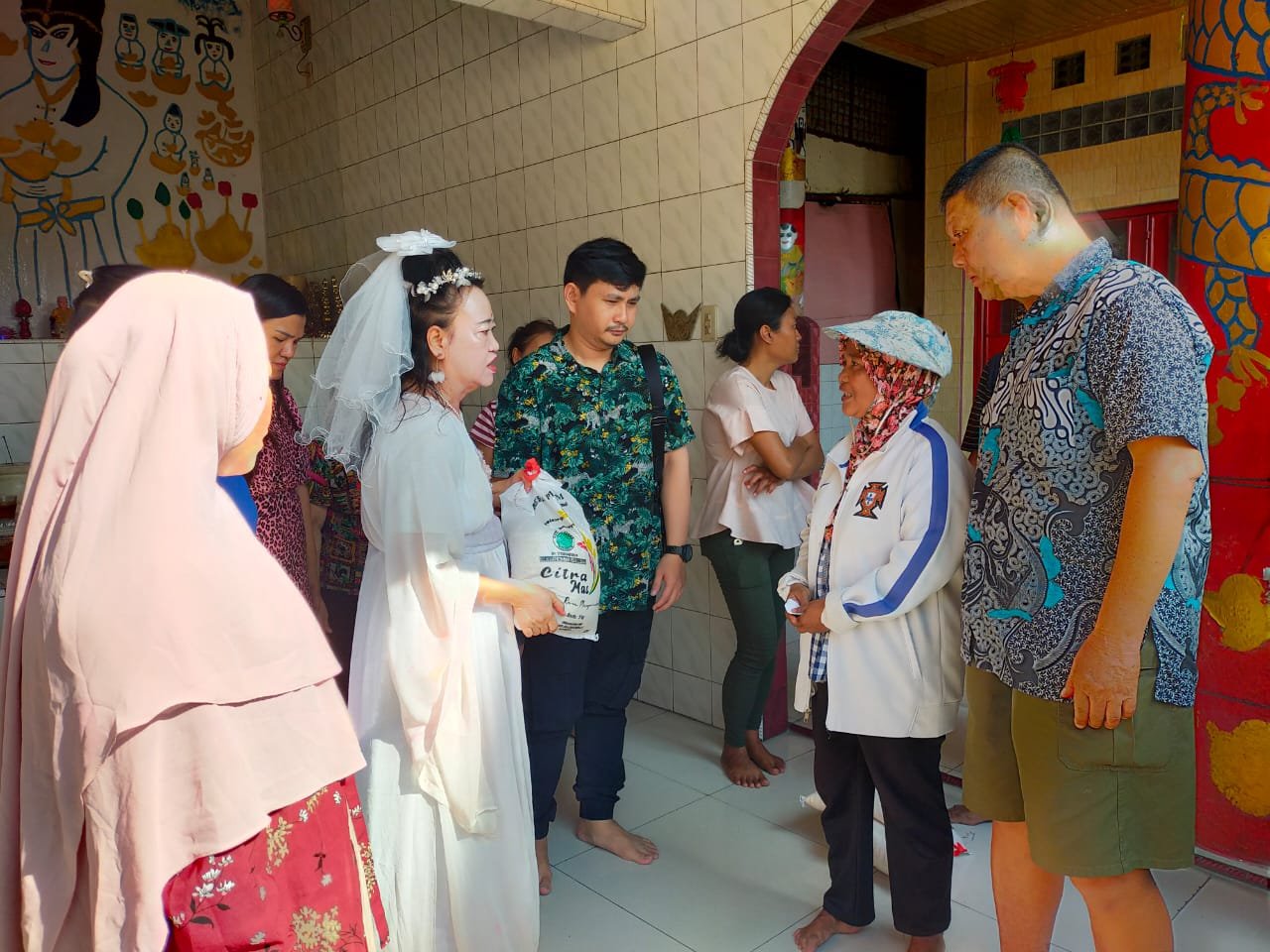 Putri Kembali Bagikan Beras Gratis Kepada Warga Kurang Mampu