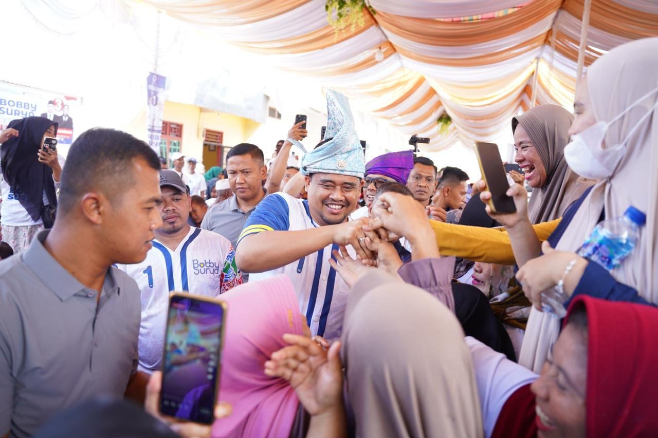 Emak-emak di Pesisir Labuhanbatu Curhat ke Bobby Nasution: Jalan Rusak Bikin Ibu Hamil Sulit Bersalin