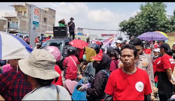 Blokir Jalan Depan Mapolda Sumut, Massa Desak Tangkap Aktor Intelektual Penyerangan Selambo