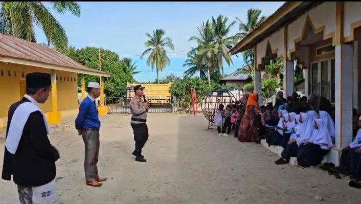 Kapolsek Barumun Tengah Goes To School Pondok Pesantren Arrizal Desa Manombo