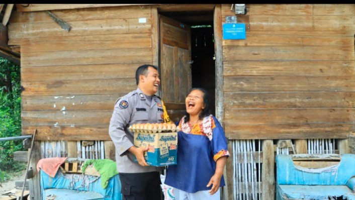 Sambut Hari Jadi Humas Polri ke-73, Polres Samosir Berbagi Kasih ke Warga
