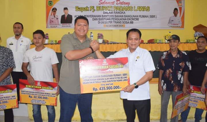 Pj Bupati Palas Serahkan Bantuan BBR dan BPE Secara Simbolis ke Masyarakat