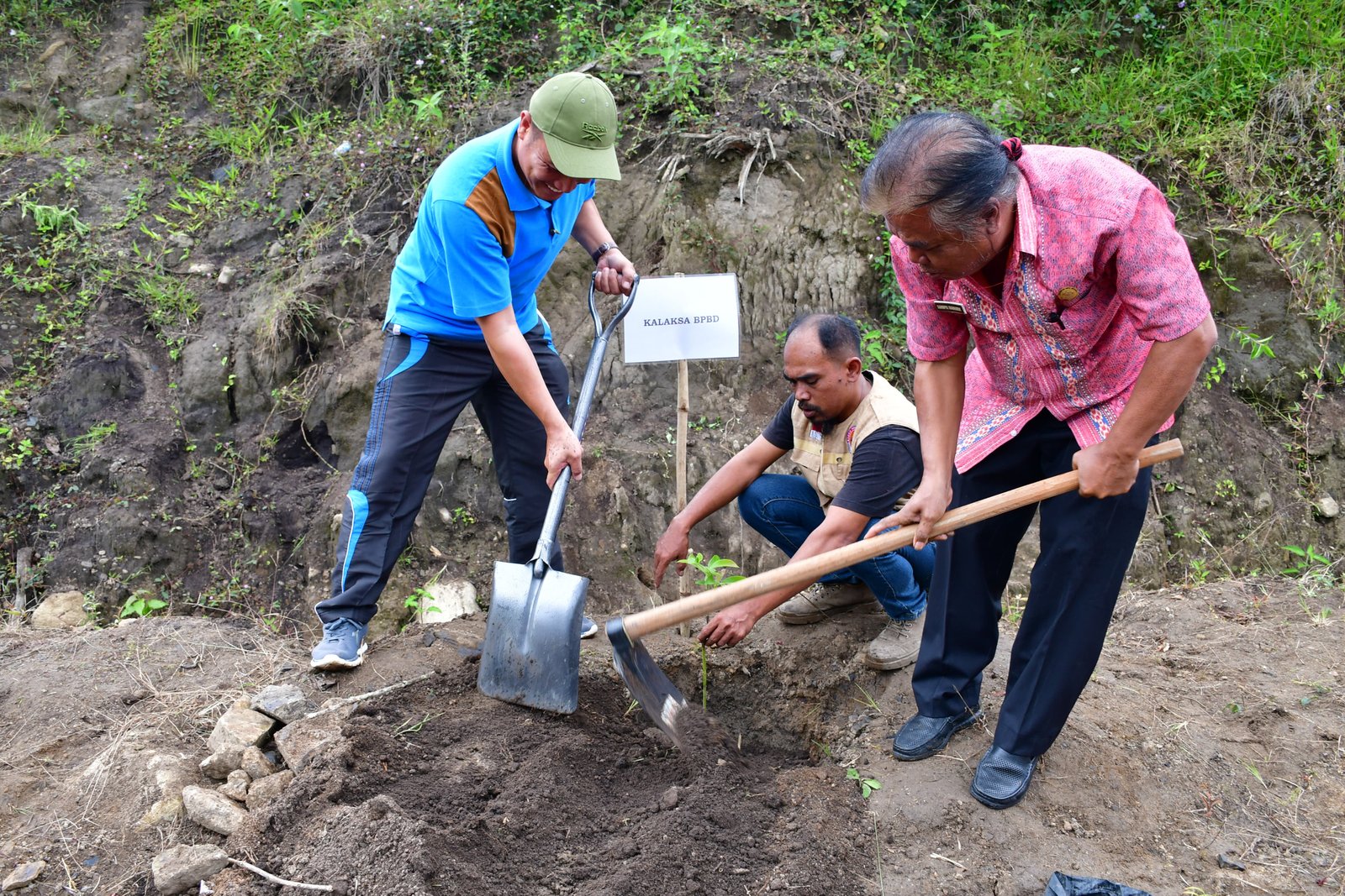 Pemkab Samosir Tanam Pohon di Wilayah Rawan Bencana