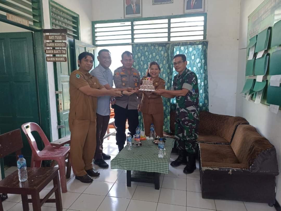 Polsek dan Forkopimcam Tigabinanga Berikan Ucapan Selamat HUT TNI ke Koramil 08/TB