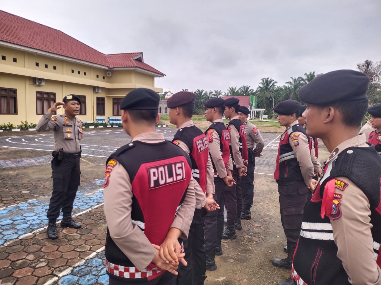 Tingkatkan Kewaspadaan, Kasat Sabhara Polres Palas Berikan Motivasi ke Personil