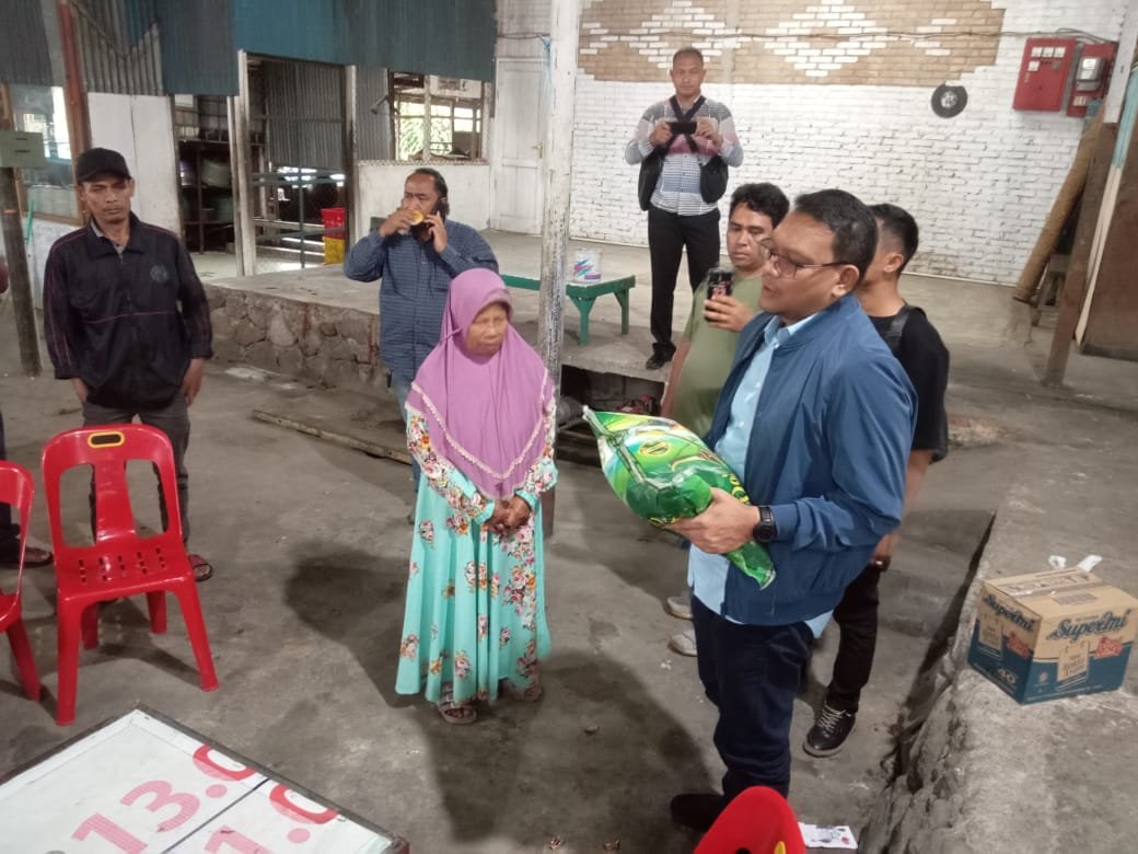 Peduli Warga, Tino Mimana Sinuraya Berikan Bantuan Korban Banjir