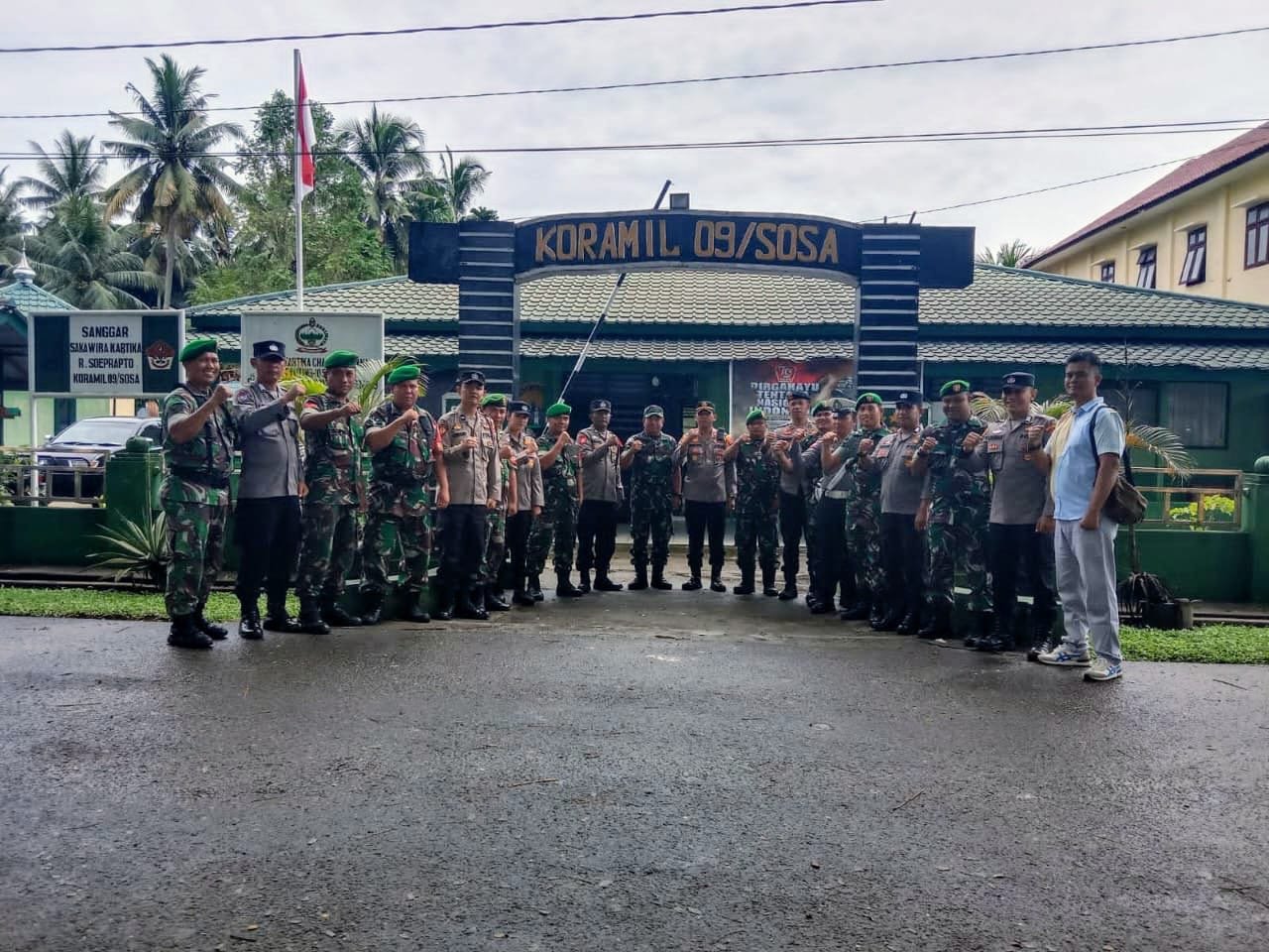 Beri Ucapan Selamat, Kapolsek Sosa dan Jajaran ‘Serbu’ Markas Koramil 09/Sosa