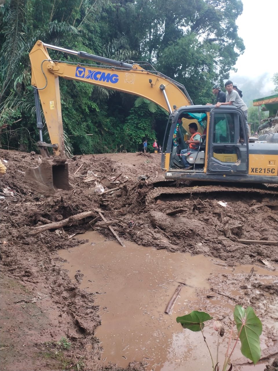 Diguyur Hujan, Tino dan Onasis Tinjau Bantuan Evakuasi Korban Longsor