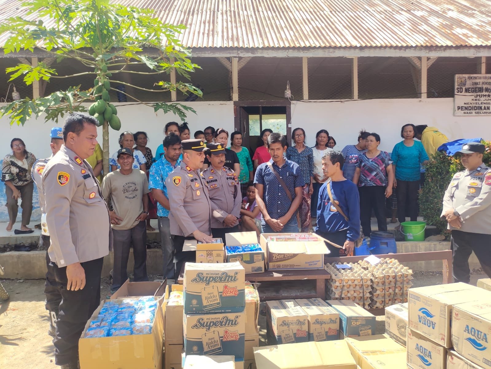 Kapolsek Berastagi Salurkan Bantuan Sosial untuk Korban Bencana di Juhar