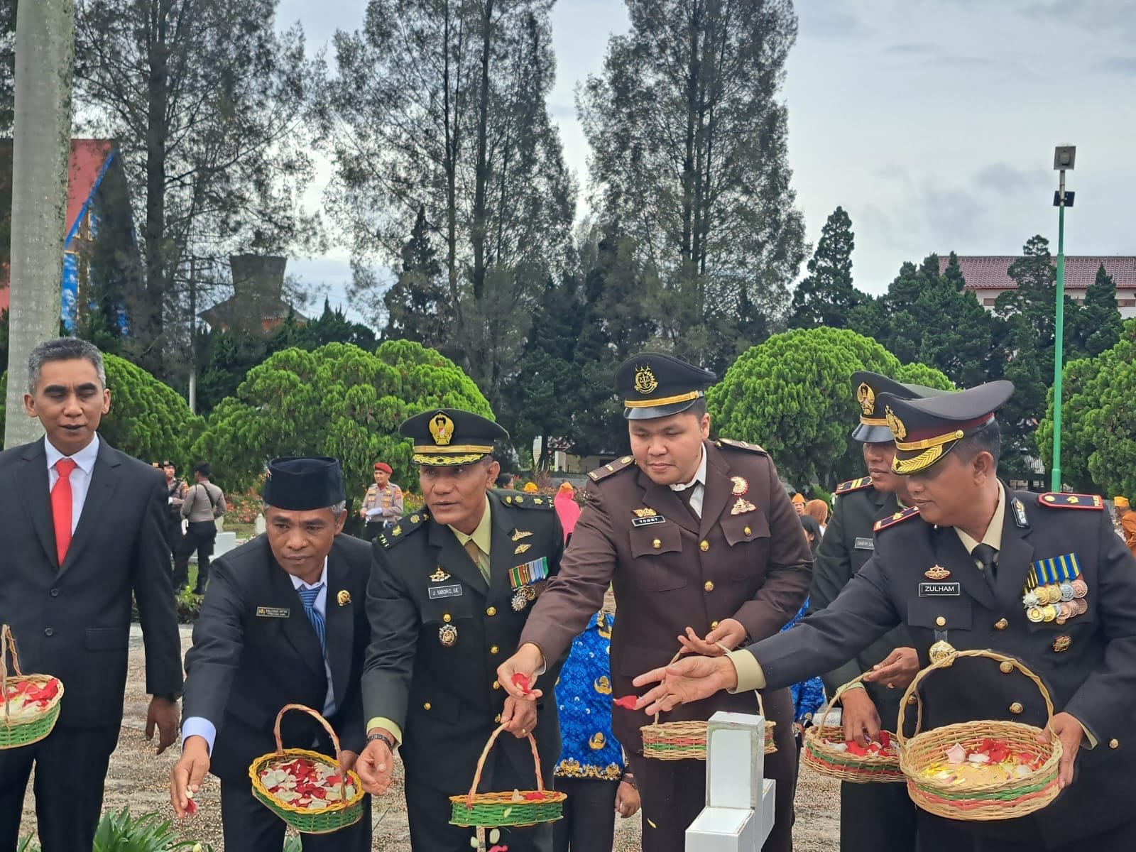 Peringati Hari Pahlawan, Polres Karo dan Forkopimda Gelar Ziarah Makam Pahlawan