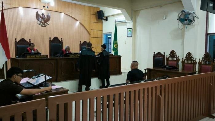 Terdakwa Samsul Tarigan saat menjalani sidang dengan agenda tuntutan di PN Binjai beberapa waktu lalu.(Foto : Ist/dok)