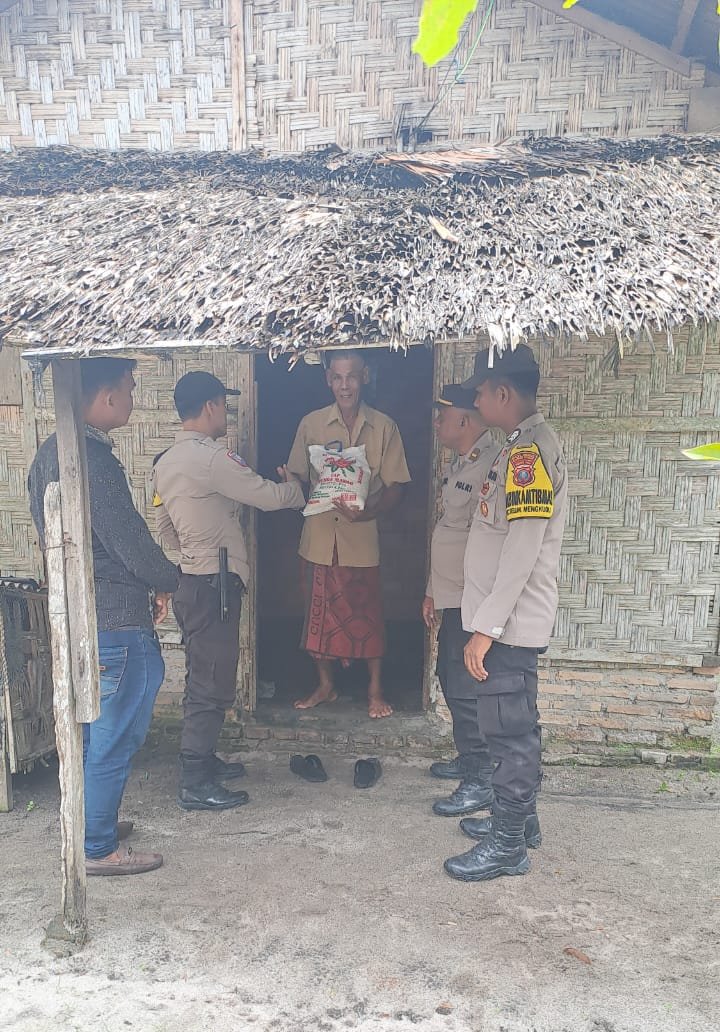 Jum’at Barokah,Polsek Teluk Mengkudu Kunjungi dan Santuni Kaum Dhuafa dan Jompo