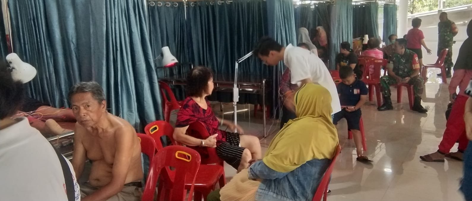 Ratusan Masyarakat Ikuti Pengobatan Gratis Akupuntur Vihara Avoalokitesvara Stabat
