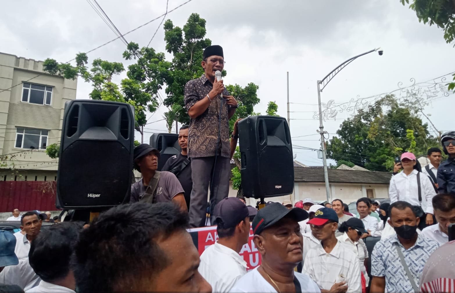 Minta Pemilu Diulang, Ratusan Massa Datangi KPU Medan