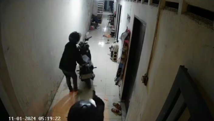 Pelaku Pencurian Sepeda Motor Di Kos-kosan Terekam Menggunakan Benda Mirip Senjata Api