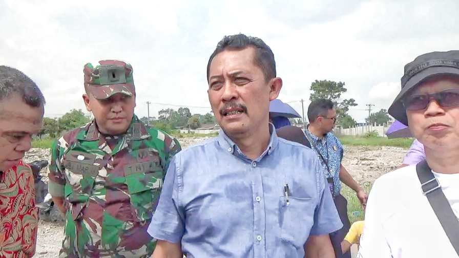 Kuasa Hukum Tergugat 1 dan 2, Mangara Manurung SH MH (kemeja biru) usai Sidang Lapangan untuk perkara sengketa tanah di Lahan 65, Jalan Haji Anif, Desa Sampali, Kecamatan Percut Sei Tuan, Kabupaten Deli Serdang , Jumat (15/11/2024).