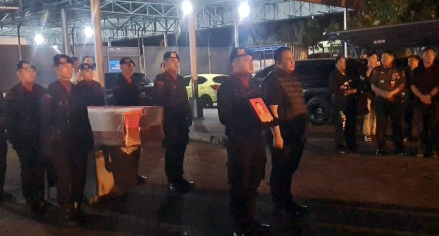 Kapolri Beri Kenaikan Pangkat Anumerta ke Almarhum AKPB Ulil Ryanto